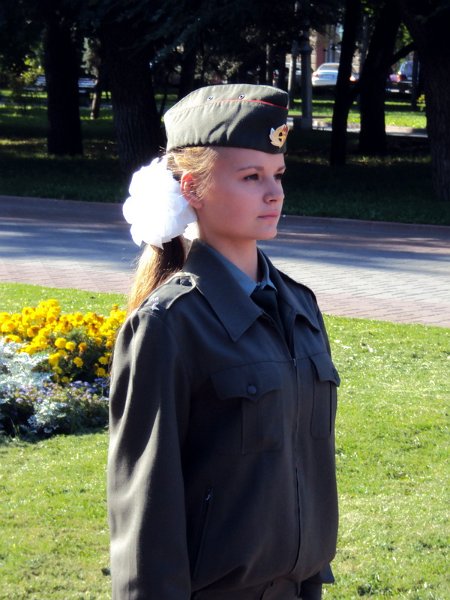 mensch (28).jpg - Schülerin der Ehrenwache an der Gedenkstätte auf der Platz der Gefallenen Kämpfer
